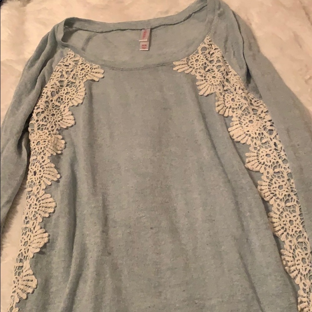 Cute long sleeve shirt with lace on sleeves